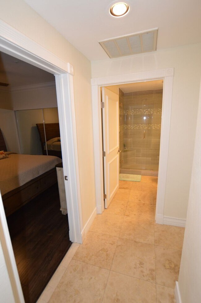 Building Photo - Beautiful and Bright Furnished, 1 Bd / 1 Ba  Condo w/ Pool View