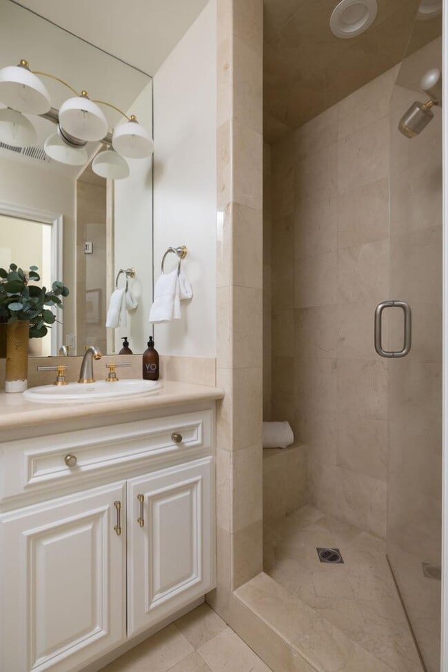 Building Photo - 10 Meadow Ln