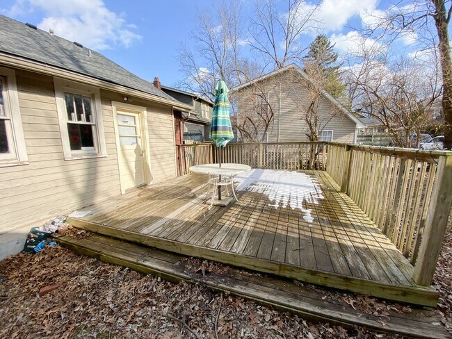 Building Photo - 722 Sunset Dr