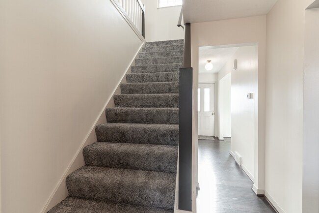 Building Photo - 2521 Woodmeadow Dr SE
