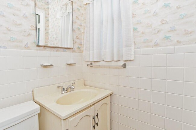 Building Photo - 2442 Oates Dr