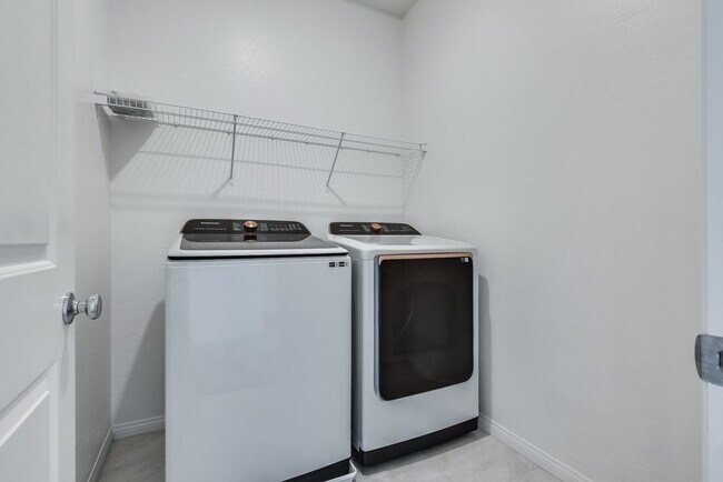 Building Photo - Highly upgraded, spacious, 4 bedroom home ...