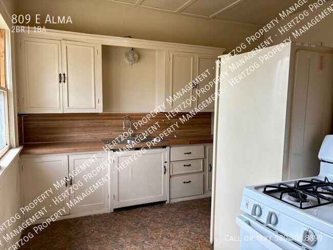 Building Photo - 809 E Alma-