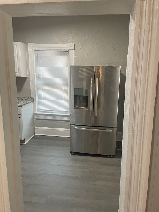 Building Photo - 3 br 1 bath house for rent