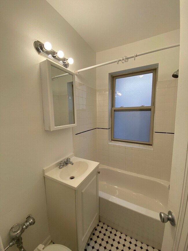 Building Photo - 1332 W Hood Ave