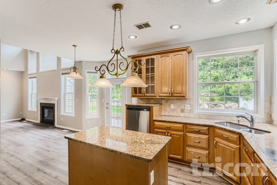 Building Photo - 15012 Viewcrest Ln