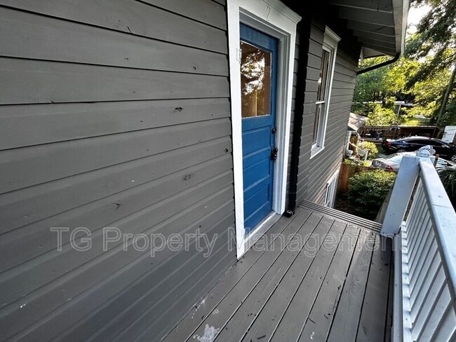 Building Photo - 2561 Rosselle St