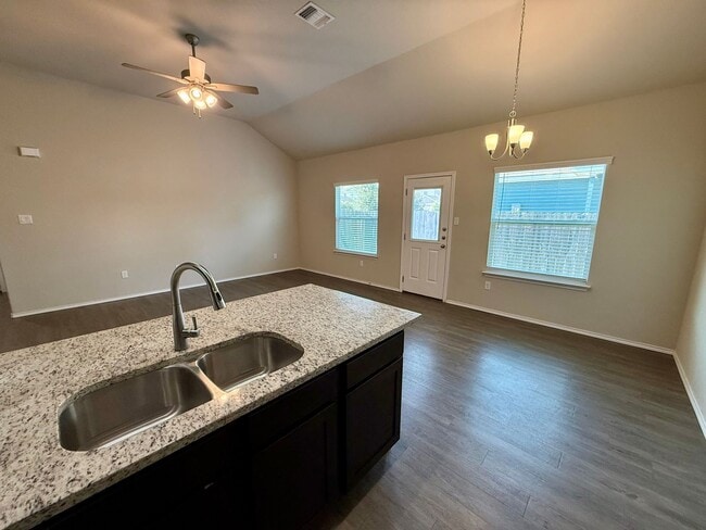 Building Photo - Luxury 3-bedroom, 2-bathroom Duplex in Seg...