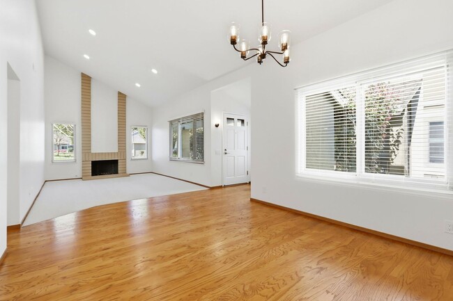 Building Photo - Updated Townhome in Lake Santa Clara HOA