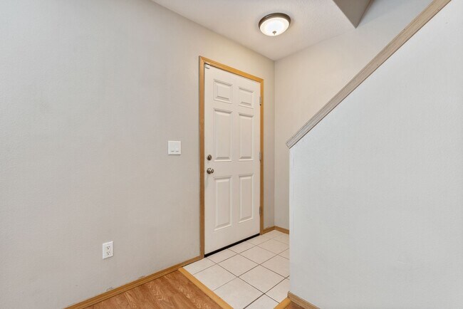 Building Photo - 3Bed/1.5 Bath House available