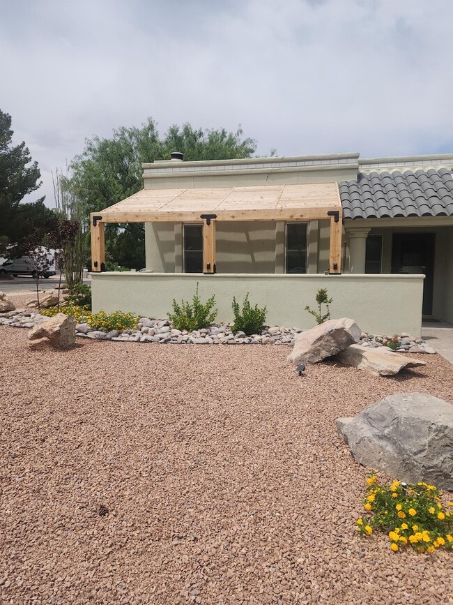 Primary Photo - 787 Rouault Ave