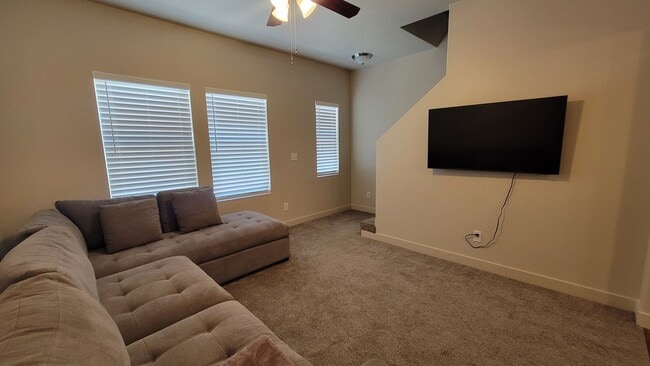 Building Photo - Dashing Edgewater Townhome