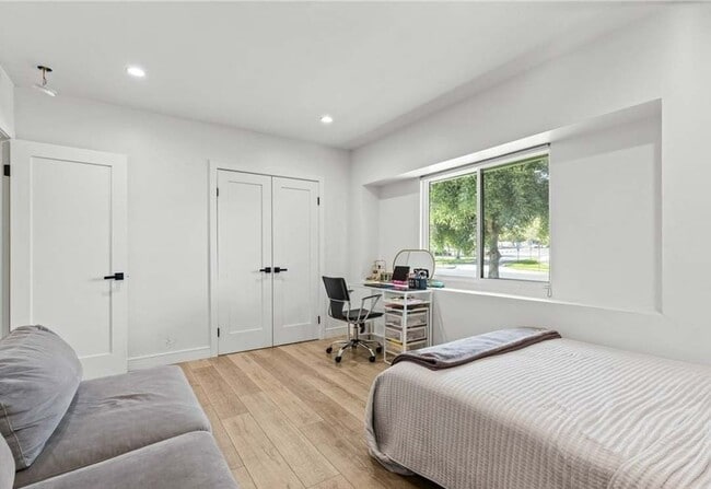 Building Photo - 240 W Gainsborough Rd