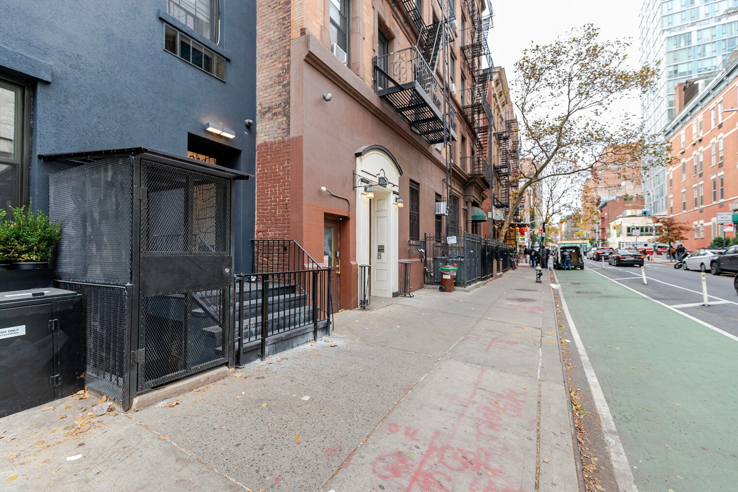 Building Photo - 216 E 13th St