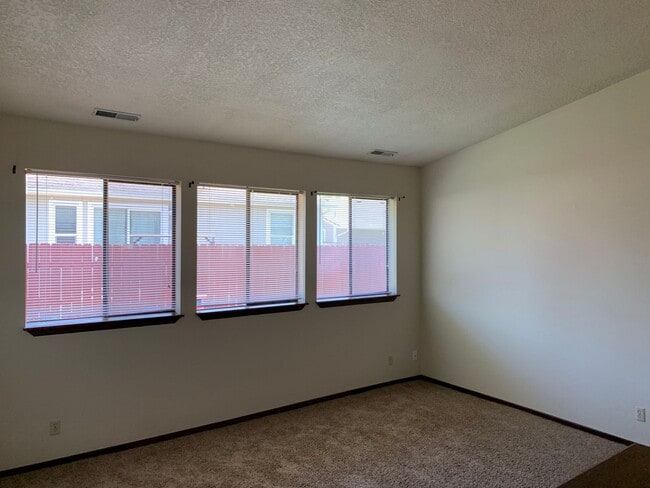 Building Photo - 3 Bedroom 2 Bath single family home