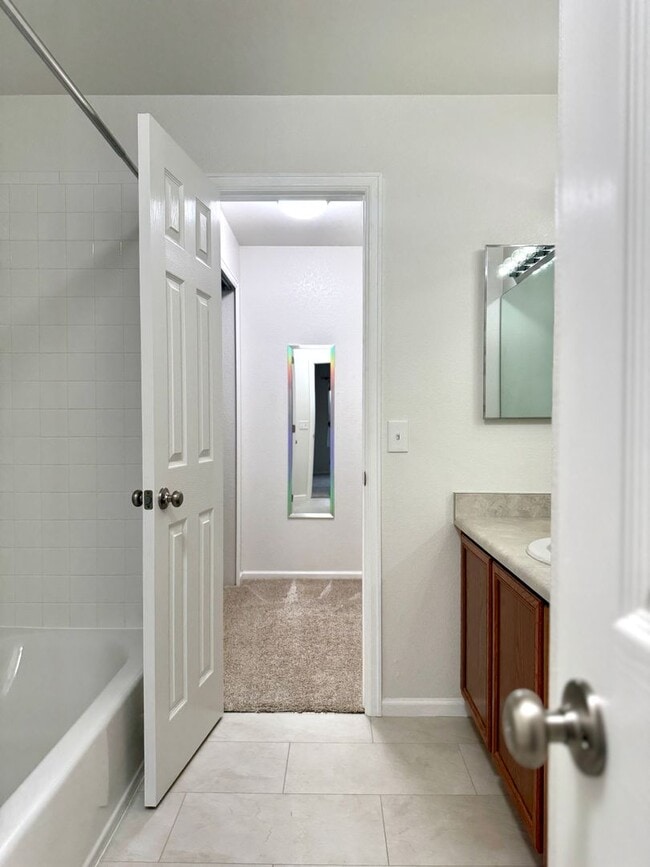 Building Photo - Beautifully Adorable Townhome!