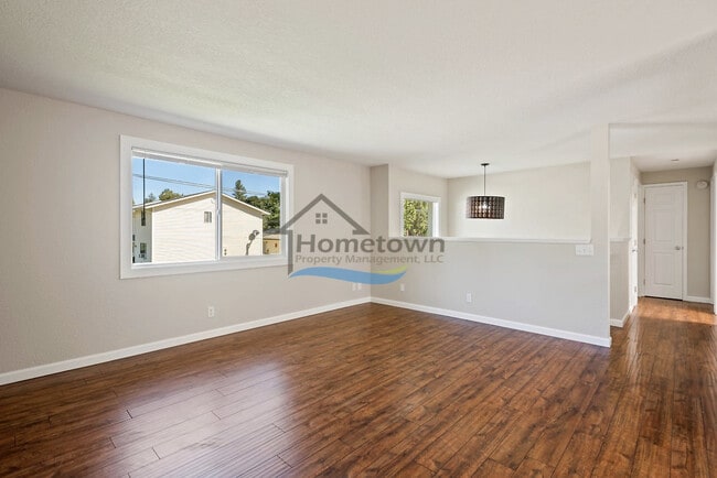 Building Photo - 3 Bedroom 2 Bath home with unique charm ri...