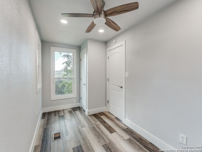 Building Photo - 238 Ledgeview Dr