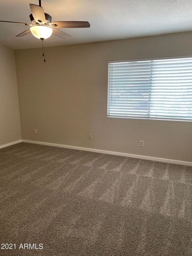 Building Photo - Remodeled 2 bed/1.5 bath townhome in the s...