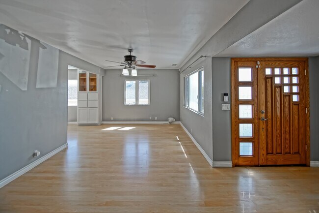 Building Photo - 2809 Carlsbad St