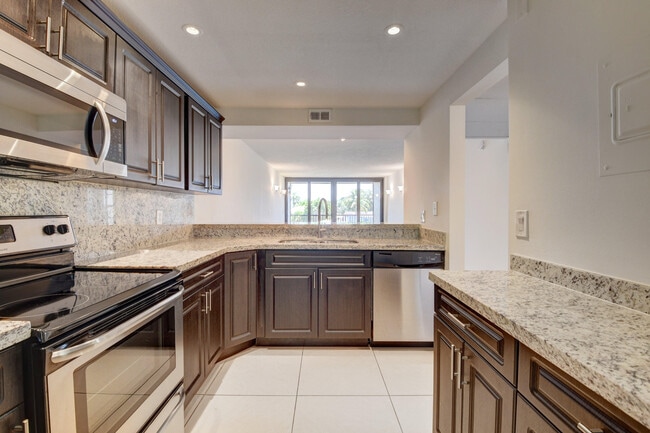 Building Photo - 18 Royal Palm Way