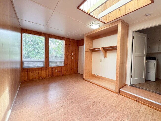 Building Photo - Freshly Updated 4-Bed Retreat Centrally Located in Bellingham