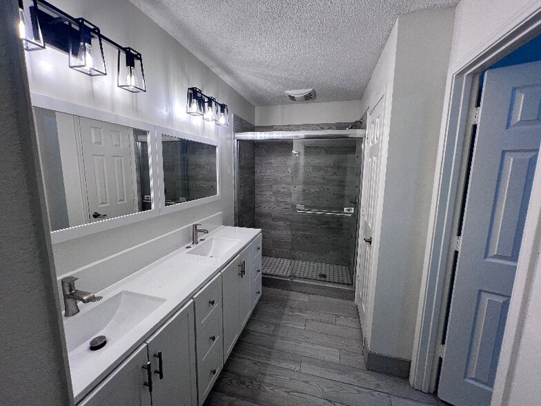 Building Photo - 2066 Vista Dr