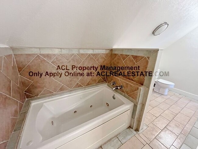 Building Photo - North Oakland Beauty – Modern Comfort Meet...