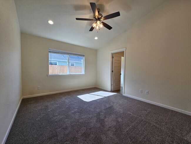 Building Photo - Newer Construction Close to Downtown Grants Pass