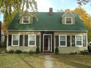 Building Photo - 4bed/2bath Available August 2024