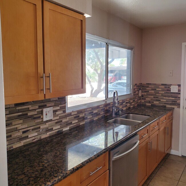 Building Photo - 1719 E Gaylon Dr