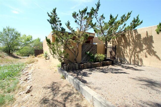 Building Photo - 830 Live Oak Rd NE