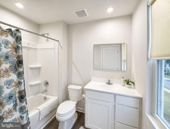 Building Photo - 27003 Greenleaf Dr