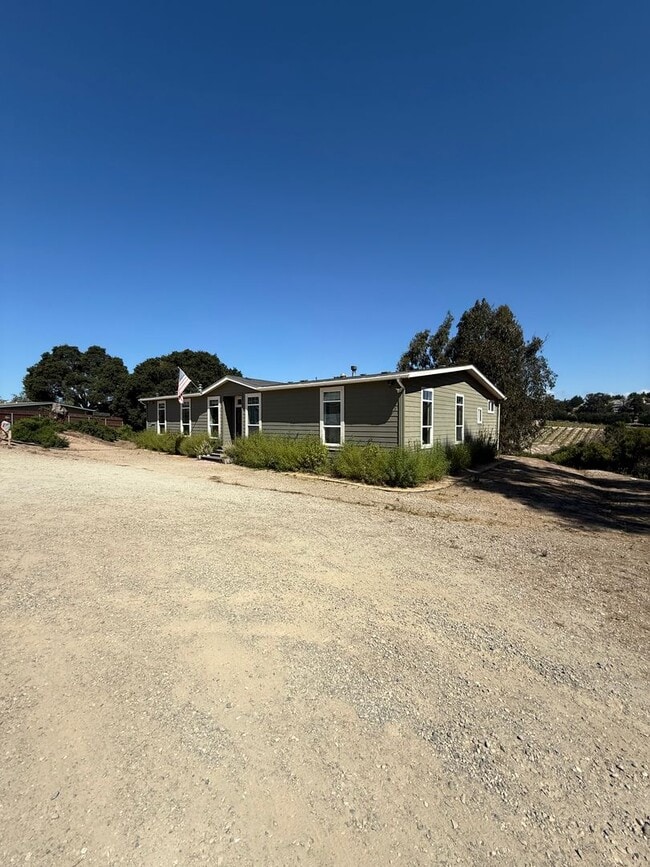 Building Photo - BEAUTIFUL 4 BEDROOM 2 BATH HOME IN ARROYO ...