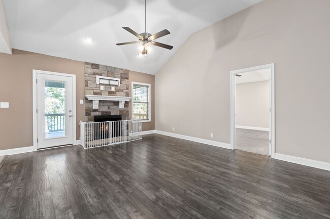 Building Photo - Pet Friendly Three Bedroom!