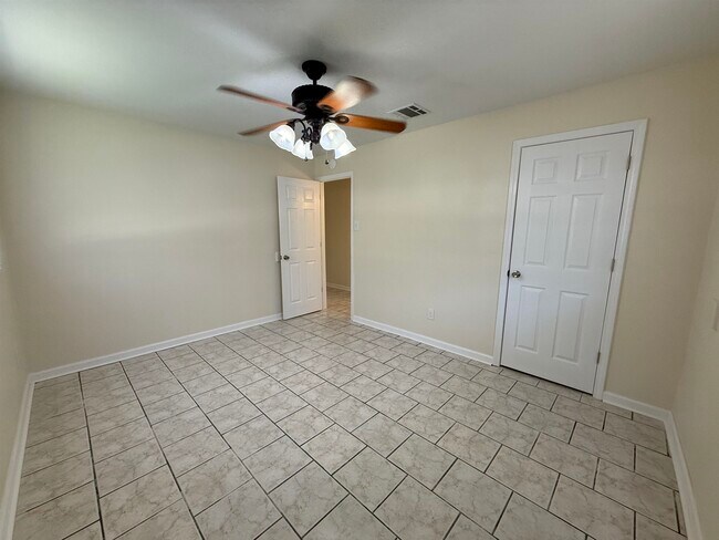 Building Photo - 1405 Cactus Dr