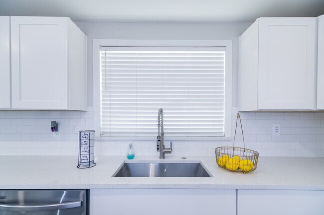 Building Photo - 6443 Lomand Ave