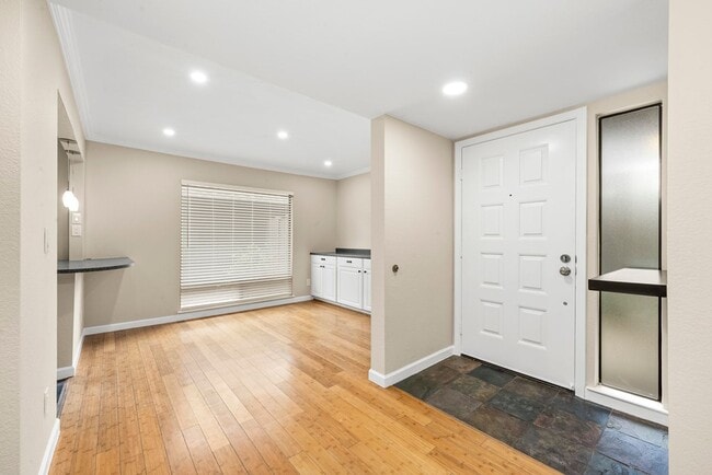 Building Photo - Beautiful 3-bedroom, 3-bathroom townhome  ...