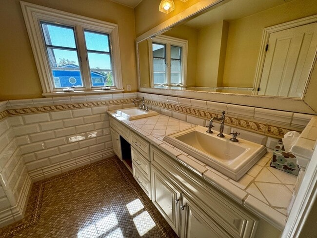 Building Photo - 1046 Byerley Ave