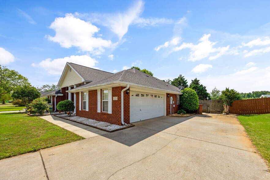 Building Photo - 125 Coldsprings Dr
