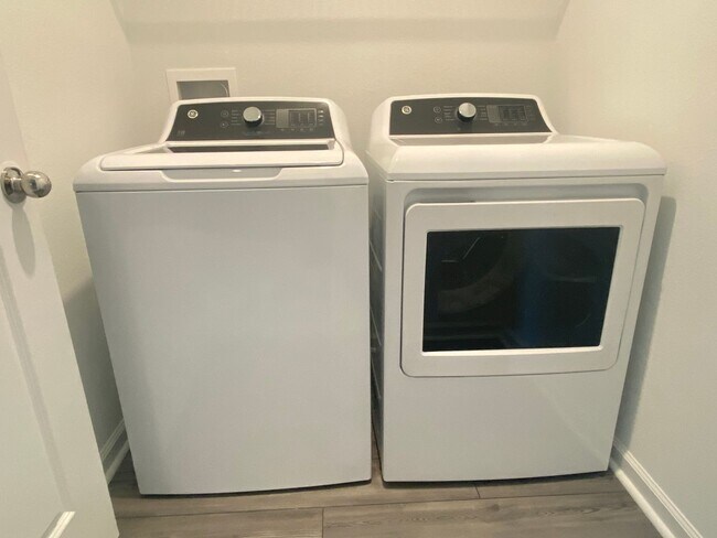 Building Photo - Almost New 3/2/1 Modern Townhome!