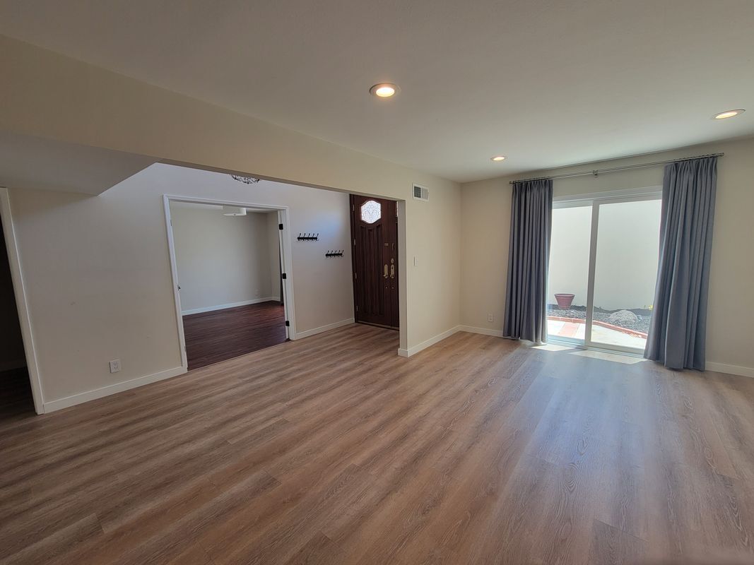 Building Photo - 11 Meadowsweet