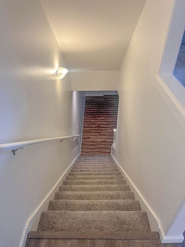 Building Photo - Beautiful West Linn Home in a Quiet, Desirable Neighborhood