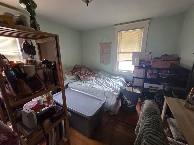 Building Photo - 3 Bedroom 1-bathroom single family 2 story house