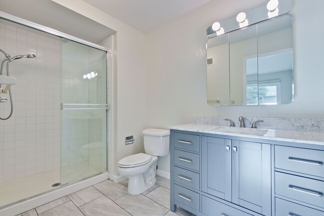 Building Photo - Lovely and Spacious 2BR 2.5BA Condo in Gre...
