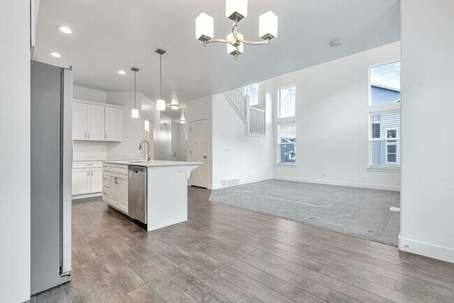 Building Photo - ROW END TOWNHOUSE W 2 CAR GARAGE + AMENITIES