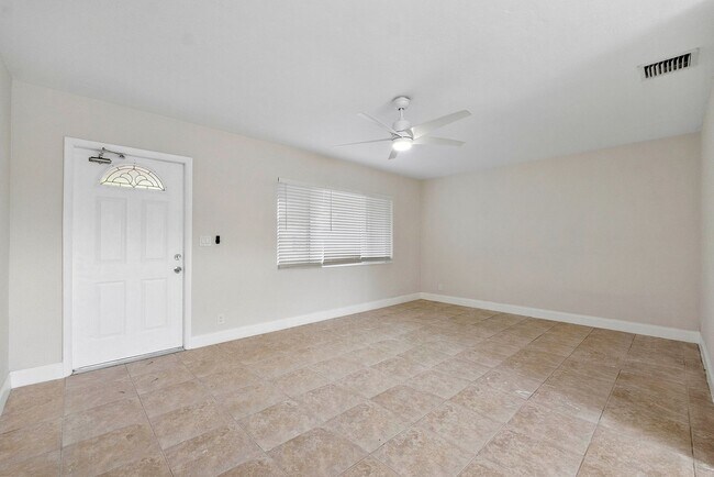 Building Photo - Spacious 3BD/2BA Home
