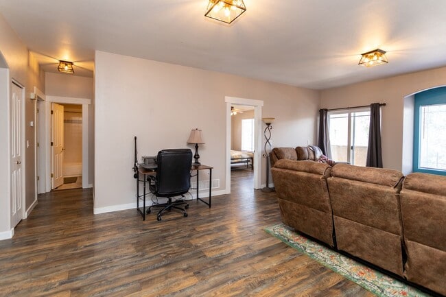 Building Photo - Bright and Airy 2-Bedroom Condo in Charmin...