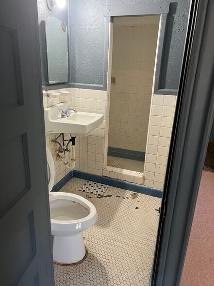 Building Photo - 5563 Hall Ave