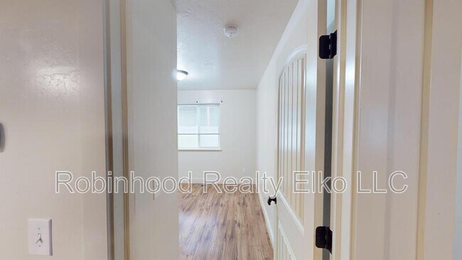 Building Photo - 279 Country Club Pkwy